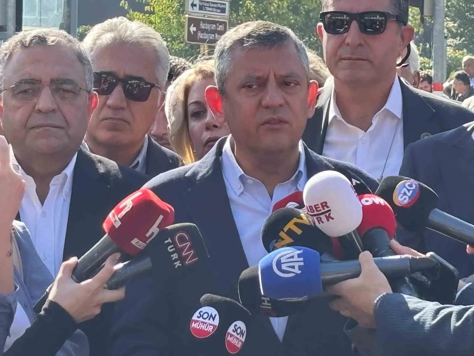 ANKARA GARI ÖNÜNDE 10 EKİM 2015 TARİHİNDE TERÖRİSTLERİN GERÇEKLEŞTİRDİĞİ BOMBALI SALDIRIDA HAYATINI KAYBEDEN 104 KİŞİ, DÜZENLENEN TÖRENLE ANILDI. TÖRENDE YENİ PARTİ GENEL BAŞKANI ÖZGÜR ÖZEL, KATLİAMIN ÖNÜNÜN AÇILDIĞI SÜRECİN SORGULANMASI GEREKİYOR" DEDİ.