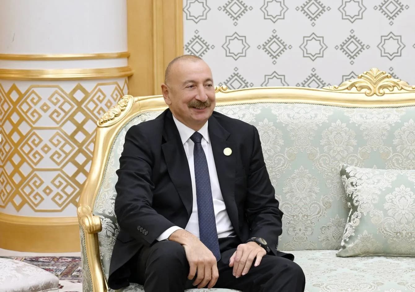 AZERBAYCAN CUMHURBAŞKANI ALİYEV, İRAN CUMHURBAŞKANI PEZEŞKİYAN’LA BİR ARAYA GELDİ