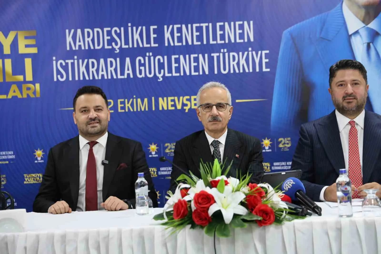 ULAŞTIRMA VE ALTYAPI BAKANI ABDULKADİR URALOĞLU, NEVŞEHİR PROGRAMI KAPSAMINDA KENTTEKİ SİVİL TOPLUM KURULUŞLARININ TEMSİLCİLERİ VE VATANDAŞLARLA BİR ARAYA GELDİ. KONUŞMASINDA "TERÖRSÜZ TÜRKİYE" SÜRECİNE İLİŞKİN DEĞERLENDİRMELERDE BULUNAN URALOĞLU, BİRLİK VE BERABERLİK VURGUSU YAPTI.