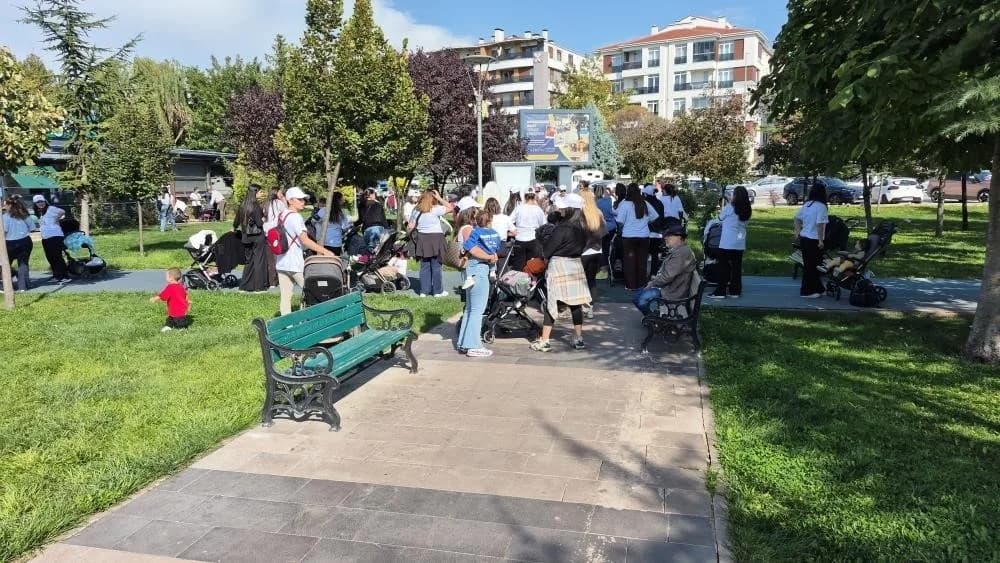 AK PARTİ ESKİŞEHİR İL BAŞKANI GÜRHAN ALBAYRAK, ETKİNLİK YAPMAK İSTEYEN BEBEKLİ 75 ANNENİN DEDE KORKUT PARKI'NDAN ÇIKARILMASIYLA İLGİLİ OLARAK, "BÖYLE BİR YAKLAŞIMI TASVİP ETMEMİZ MÜMKÜN DEĞİLDİR" DEDİ.