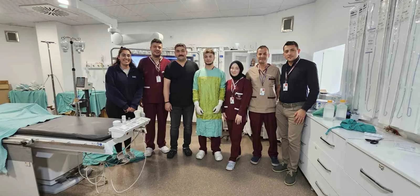 MEHMET YAMAN (SOL BAŞTAN ÜÇÜNCÜ) VE EKİBİ OPERASYON SONRASI HATIRA FOTOĞRAFI ÇEKTİRDİ