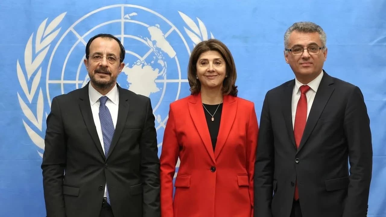 BİRLEŞMİŞ MİLLETLER (BM) GENEL SEKRETERİ’NİN KIBRIS KİŞİSEL TEMSİLCİSİ MARİA ANGELA HOLGUİN, KKTC CUMHURBAŞKANI TUFAN ERHÜRMAN İLE GÜNEY KIBRIS RUM YÖNETİMİ (GKRY) LİDERİ NİKOS HRİSTODULİDİS’E YAPTIĞI ÇAĞRIDA, KIBRIS MESELESİNDE YAŞANAN ANLAŞMAZLIKLARA RAĞMEN KAPSAMLI BİR ÇÖZÜM İHTİMALİNİN ORTADAN KALKMADIĞINI, KAPSAMLI BİR ANLAŞMAYA ULAŞILMASININ HALA MÜMKÜN OLDUĞUNA İNANDIĞINI BELİRTTİ.