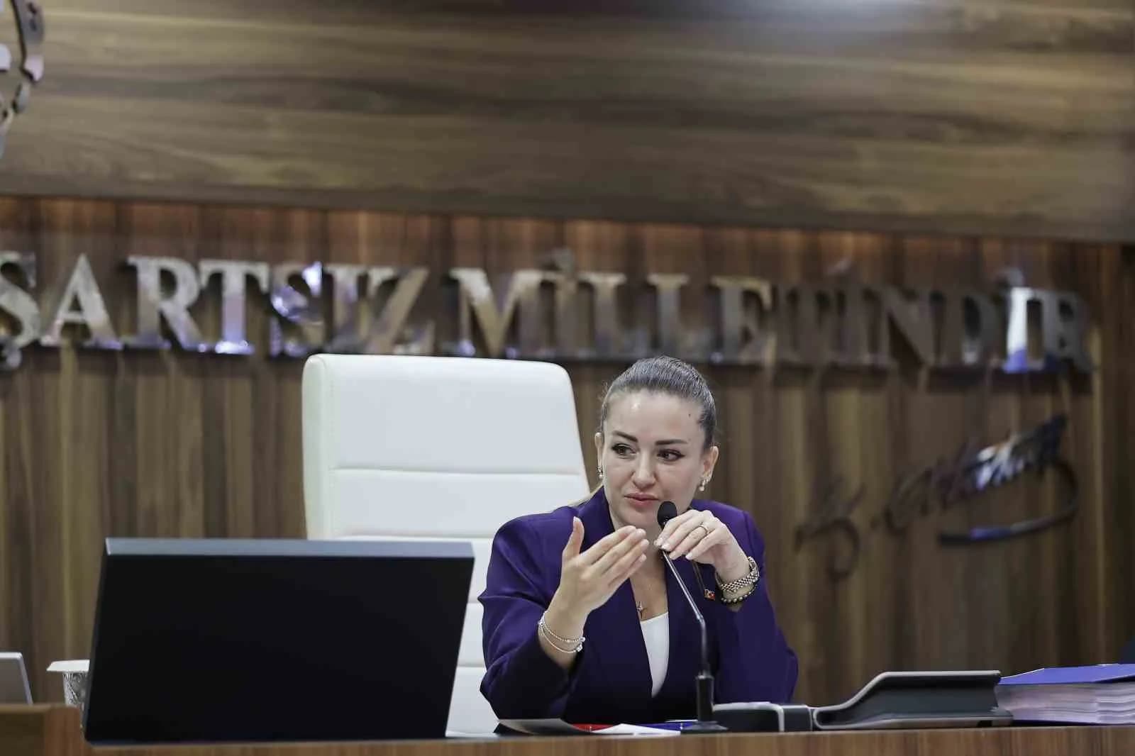 ANTALYA BÜYÜKŞEHİR BELEDİYE BAŞKANVEKİLİ BÜŞRA ÖZDEMİR, AK PARTİ'YE GEÇECEĞİ YÖNÜNDE ÇIKAN HABERLERİN ARDINDAN EKİM AYI MECLİS TOPLANTISINDA AÇIKLAMALARDA BULUNDU.