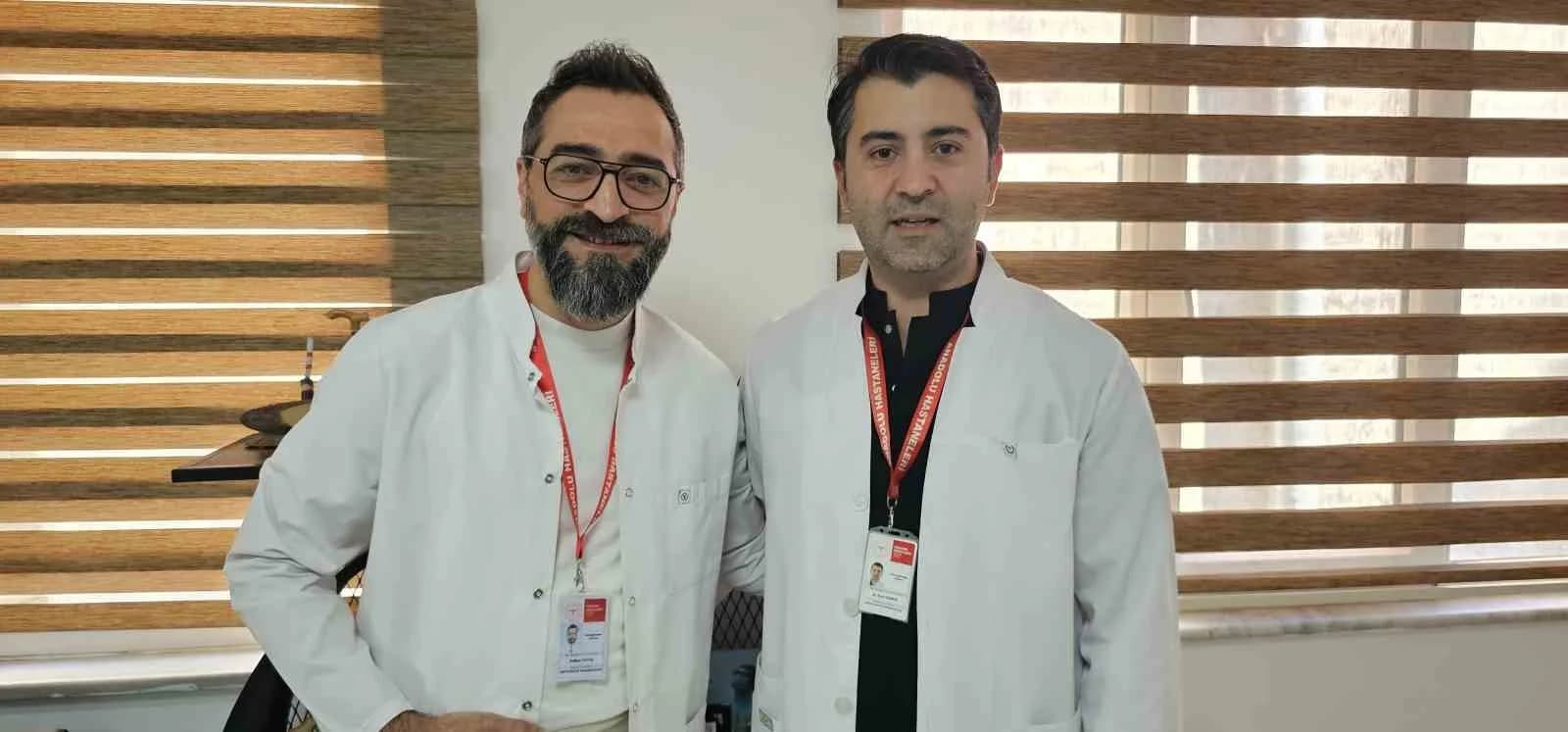 ORTOPEDİ VE TRAVMATOLOJİ UZMANI DR. VOLKAN TUTUŞ (SOLDA) VE ORTOPEDİ VE TRAVMATOLOJİ UZMANI DR. EROL GÜNEN (SAĞDA) AMELİYATA İLİŞKİN AÇIKLAMALARDA BULUNDU