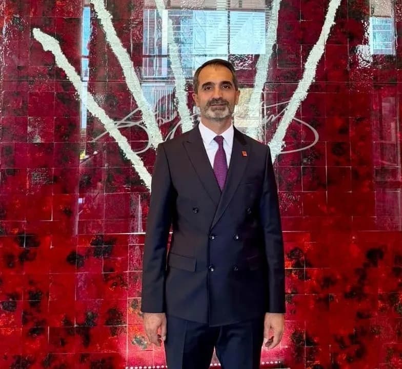 TEMMUZ AYINDA CHP DENİZLİ İL BAŞKANLIĞI GÖREVİNE ATANAN AV. AYHAN ORAN, SAĞLIK SORUNLARI NEDENİYLE GÖREVİNDEN İSTİFA ETTİ. ORAN, DOKTORLARININ ISRARLI VE CİDDİ UYARILARI ÜZERİNE BU KARARI ALMAK ZORUNDA KALDIĞINI BELİRTEREK, "BEN MAKAMDAN AYRILIYORUM; FAKAT CUMHURİYET HALK PARTİSİ’NDEN VE BU BÜYÜK MÜCADELENİN KENDİSİNDEN AYRILMIYORUM" DEDİ.