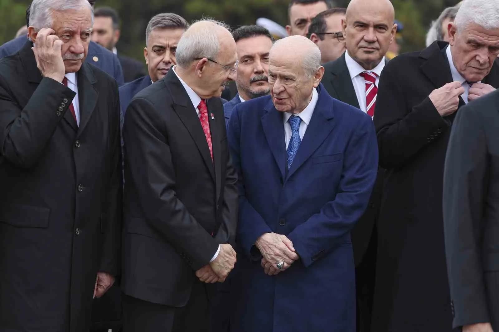 29 EKİM CUMHURİYET BAYRAMI KUTLAMALARI KAPSAMINDA ANITKABİR’DE DÜZENLENEN TÖRENE KATILAN MİLLİYETÇİ HAREKET PARTİSİ (MHP) GENEL BAŞKANI DEVLET BAHÇELİ İLE CUMHURİYET HALK PARTİSİ (CHP) GENEL BAŞKANI KEMAL KILIÇDAROĞLU, UZUN SÜRE SOHBET ETTİ.