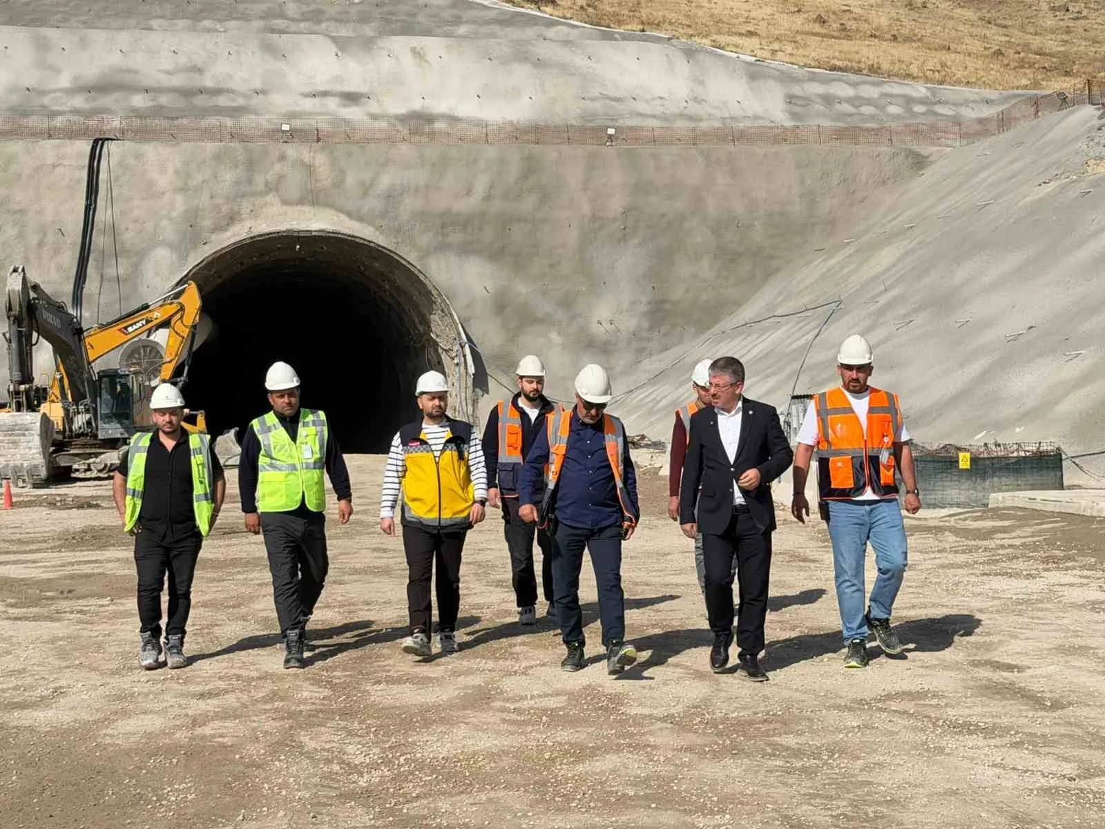 AK PARTİ KAYSERİ MİLLETVEKİLİ ŞABAN ÇOPUROĞLU; ANKARA-YERKÖY-KAYSERİ YÜKSEK HIZLI TREN (YHT) PROJESİ’NDE ÇALIŞMALARIN YOĞUN ŞEKİLDE SÜRDÜĞÜNÜ BELİRTEREK, 4 BİN 700 PERSONEL VE YAKLAŞIK BİN 400 İŞ MAKİNESİYLE SAHADA GECE GÜNDÜZ ÇALIŞILDIĞINI, FİZİKİ GERÇEKLEŞME ORANININ YÜZDE 58’E ULAŞTIĞINI İFADE ETTİ.