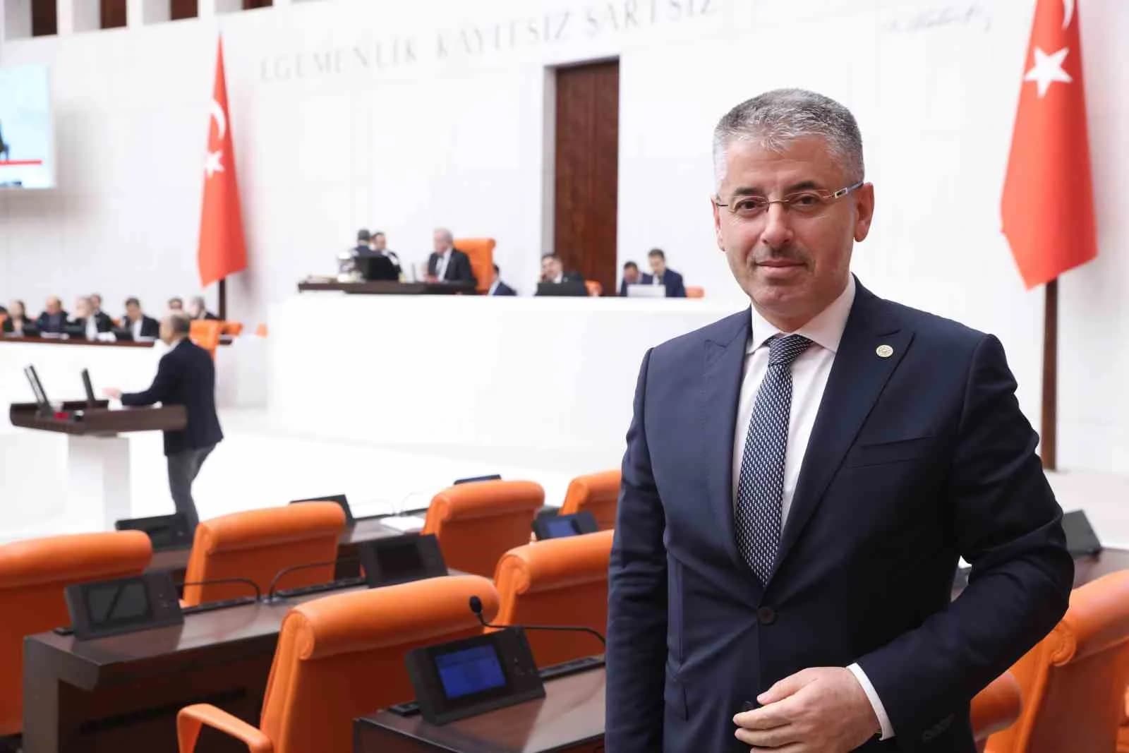 AK PARTİ KAYSERİ MİLLETVEKİLİ ŞABAN ÇOPUROĞLU; FON SORUŞTURMASIYLA İLGİLİ OLARAK YAPTIĞI AÇIKLAMADA, FONA YATIRAN VATANDAŞLARIN GELİRLERİNİ MANİPÜLE EDEN ŞAHISLARIN YAPTIKLARININ YANINA KAR KALMAYACAĞINI SÖYLEYEREK, "DEVLETİN DEĞİRMENİ YAVAŞ DÖNER AMA İNCE ÖĞÜTÜR" DEDİ.