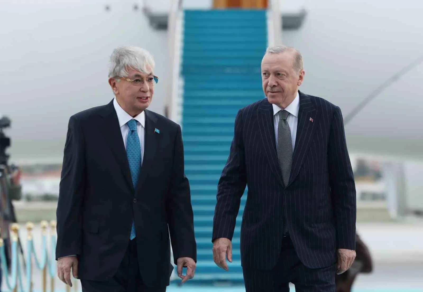 CUMHURBAŞKANI ERDOĞAN’IN DAVETİ ÜZERİNE RESMİ ZİYARETTE BULUNMAK İÇİN TÜRKİYE’YE GELEN KAZAKİSTAN CUMHURBAŞKANI TOKAYEV’İ TAŞIYAN UÇAK SAAT 16.30 SIRALARINDA ANKARA HAVALİMANINA İNİŞ YAPTI. KAZAKİSTAN CUMHURBAŞKANI TOKAYEV’İ, CUMHURBAŞKANI ERDOĞAN KARŞILADI.