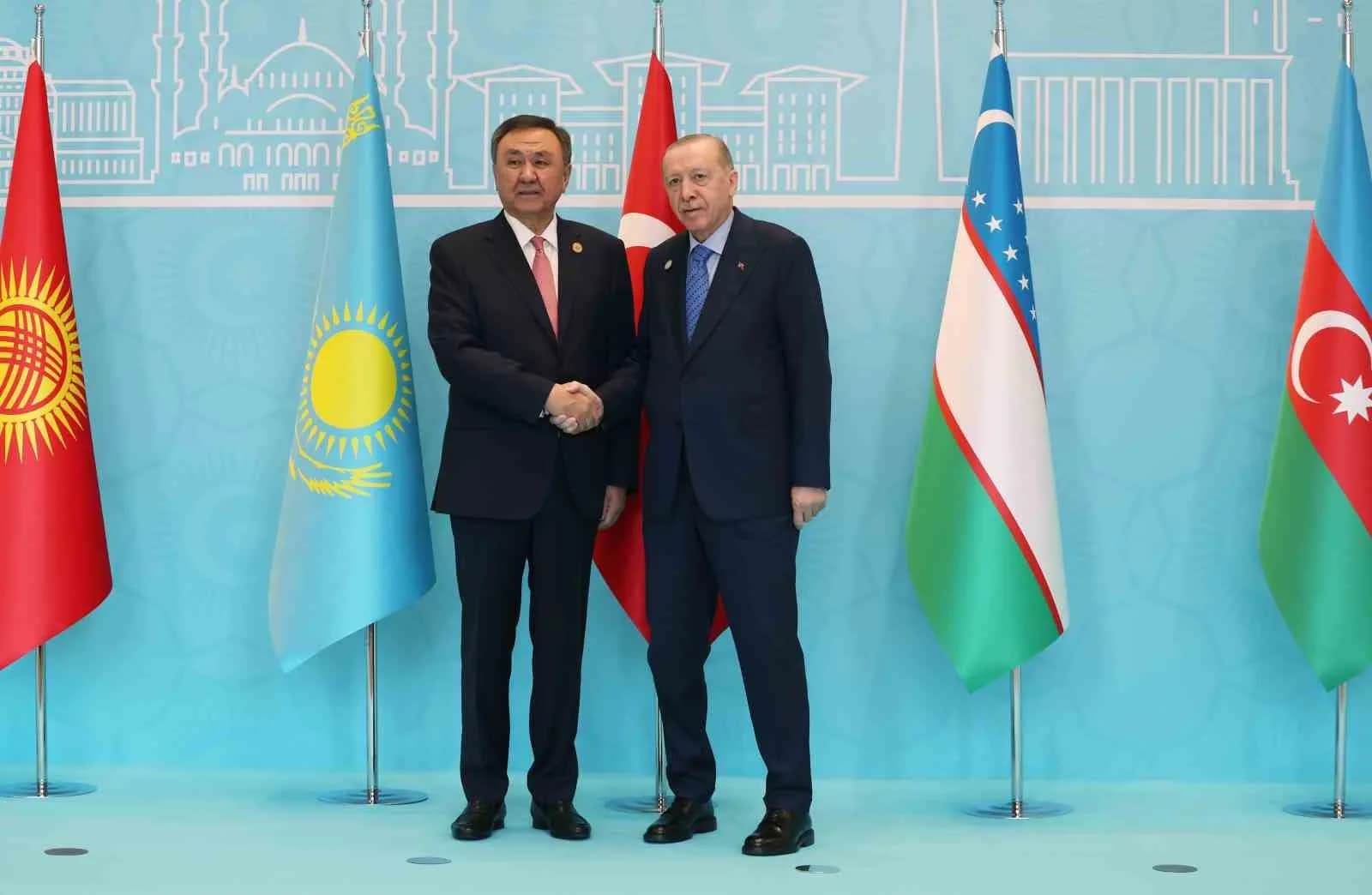 CUMHURBAŞKANI RECEP TAYYİP ERDOĞAN, TÜRK DEVLETLERİ TEŞKİLATI ZİRVESİ KAPSAMINDA ANKARA'YA GELEN LİDERLERİ CUMHURBAŞKANLIĞI KÜLLİYESİ'NDE KAPIDA KARŞILADI. TÜRK DEVLETLERİ TEŞKİLATI (TDT) GENEL SEKRETERİ KUBANIÇBEK ÖMÜRALİYEV
