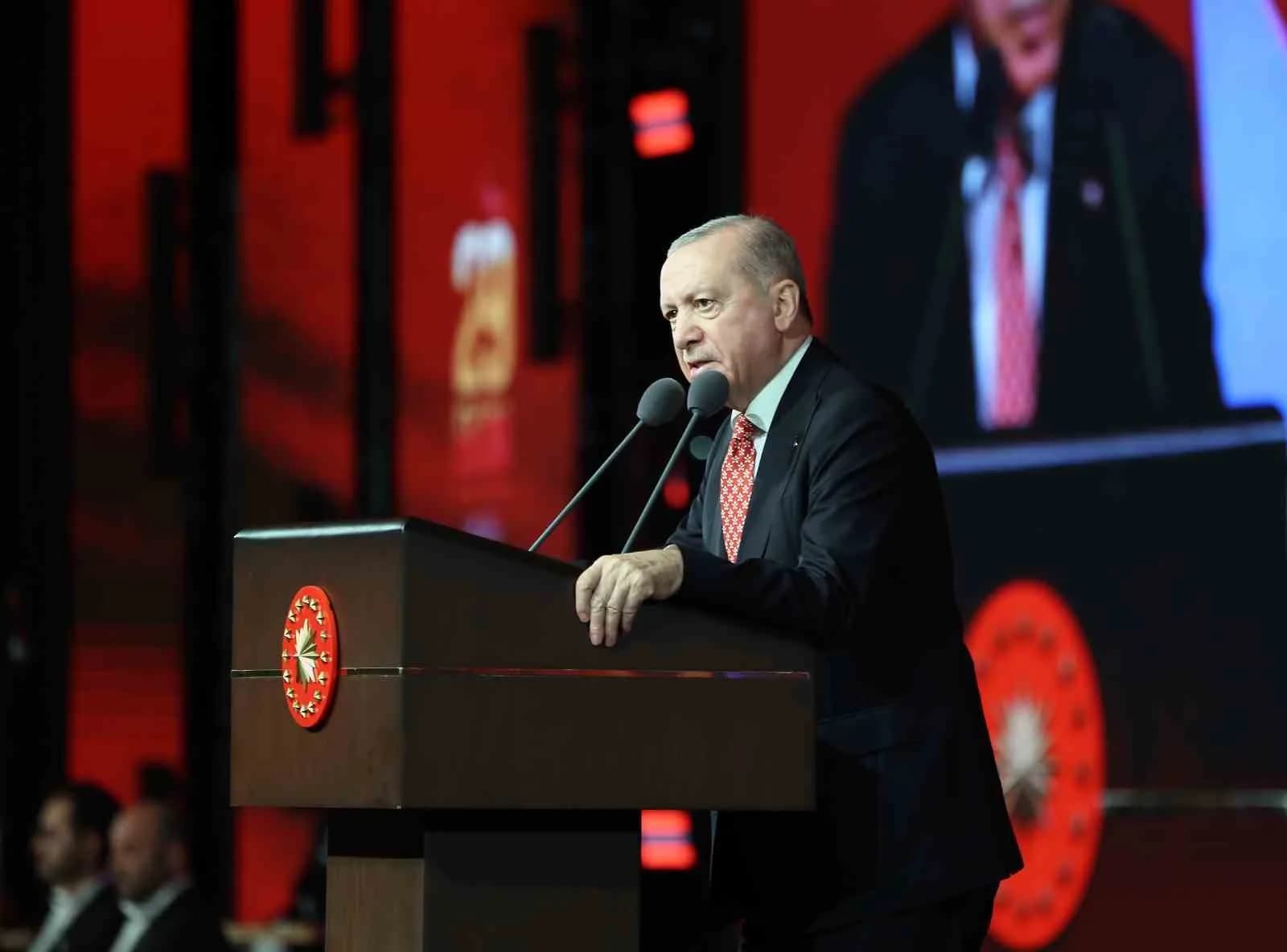 CUMHURBAŞKANI RECEP TAYYİP ERDOĞAN, "MİLLET OLARAK UĞRUNA AĞIR BEDELLER ÖDEYEREK, ÇOK ZOR ŞARTLARDA KURDUĞUMUZ TÜRKİYE CUMHURİYETİNİ MUASIR MEDENİYETLER SEVİYESİNİN ÜZERİNE ÇIKARMAK İÇİN VAR GÜCÜMÜZLE ÇALIŞMAYA BUGÜN BİR KEZ DAHA SÖZ VERİYORUZ" DEDİ.