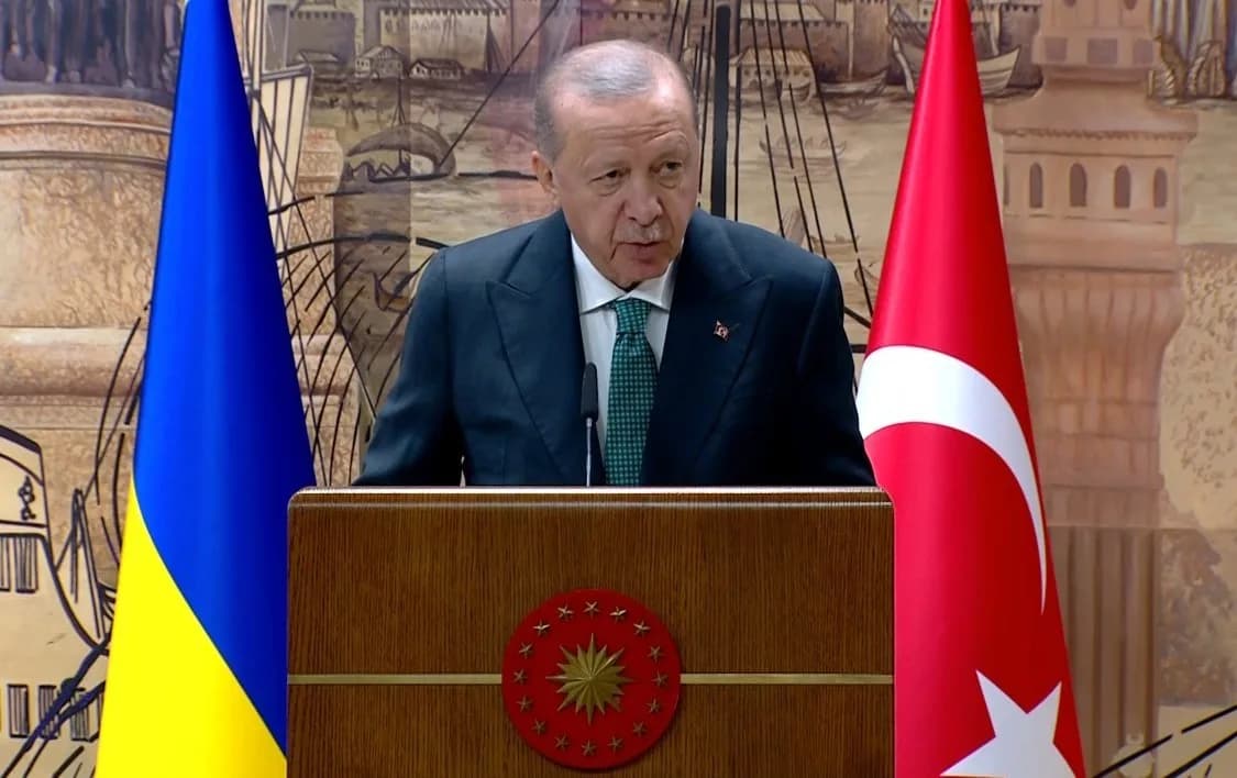 CUMHURBAŞKANI RECEP TAYYİP ERDOĞAN, UKRAYNA DEVLET BAŞKANI VOLODİMİR ZELENSKİY İLE DÜZENLEDİĞİ ORTAK BASIN TOPLANTISINDA, "BUGÜNKÜ GÖRÜŞMELERİMİZDE UKRAYNA'DAKİ BARIŞIN SAĞLANMASINA YÖNELİK SON DÖNEMDE ARTAN ÇABALARI VE KARADENİZ’DEKİ GÜVENLİK DURUMUNU ETRAFLICA ELE ALDIK. SAVAŞIN ÖZELLİKLE ABD BAŞKANI TRUMP’IN ÇABALARIYLA DİPLOMATİK YOLLARLA SONA ERDİRİLMESİNE YÖNELİK GİRİŞİMLERİN YENİDEN HIZ KAZANDIRILMIŞ OLMASINDAN MEMNUNİYET DUYUYORUZ. UKRAYNA VE RUSYA ARASINDA EV SAHİPLİĞİ YAPTIĞIMIZ MÜZAKERELER, DİPLOMASİ YOLUYLA SOMUT SONUÇLAR ALINABİLECEĞİNİ GÖSTERMİŞTİR" DEDİ.