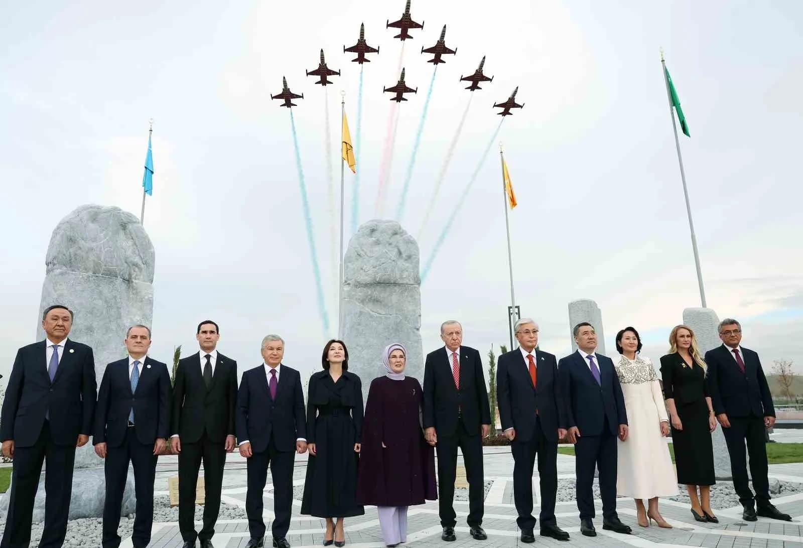 LİDERLER, GÖSTERİLERİ İZLEDİKTEN SONRA PARKTA BULUNAN ORHUN YAZITLARI’NIN MİNYATÜRÜ ÖNÜNDE AİLE FOTOĞRAFI ÇEKTİRDİ. FOTOĞRAF ÇEKİMİ SIRASINDA TÜRK YILDIZLARI DA GÖSTERİ UÇUŞU YAPTI. TÖREN, LİDERLERİN TÜRK DEVLETLERİ MEDENİYET PARKI’NI GEZMESİNİN ARDINDAN SONA ERDİ.