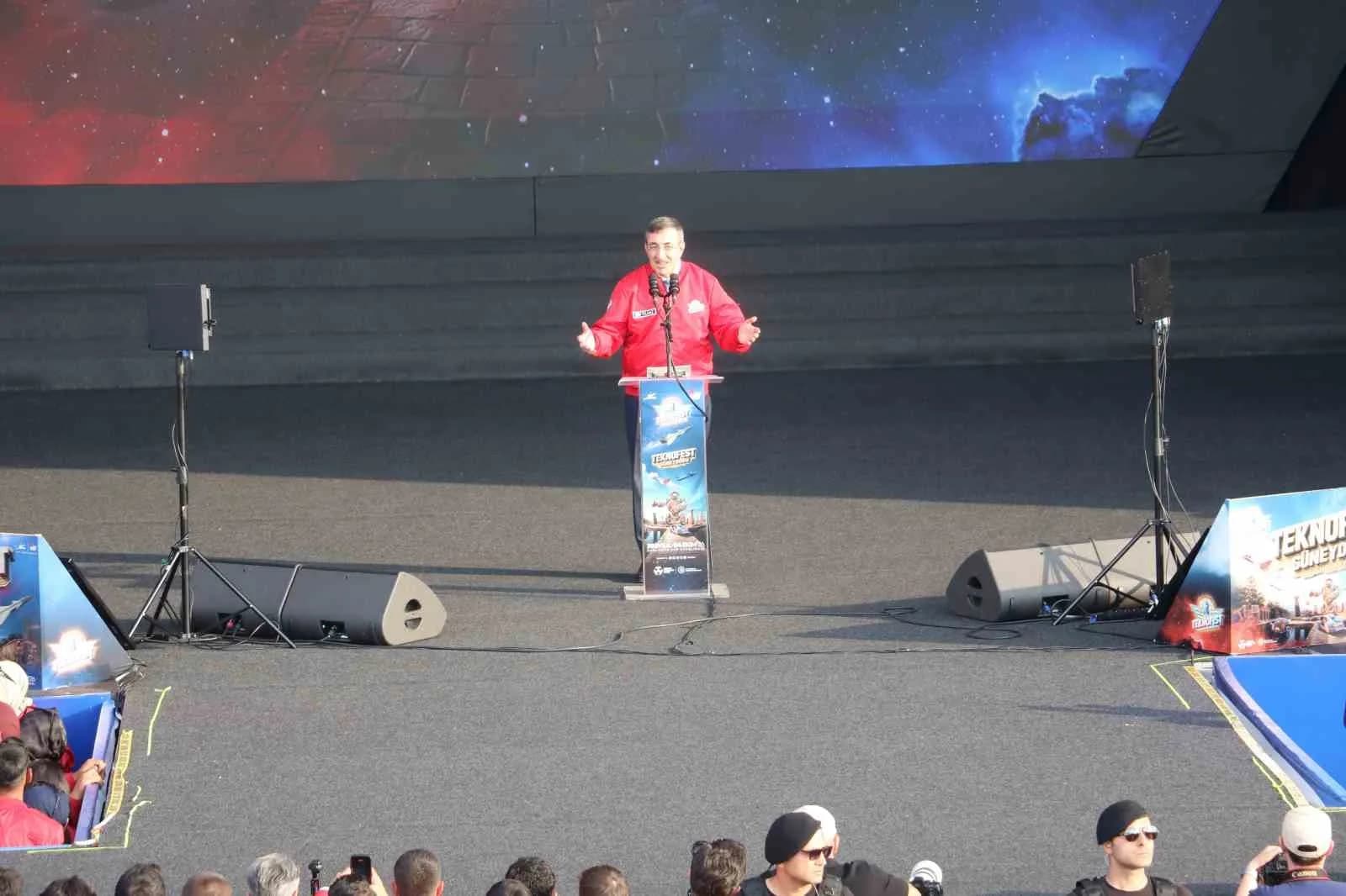 CUMHURBAŞKANI YARDIMCISI CEVDET YILMAZ, TEKNOFEST GÜNEYDOĞU FESTİVALİ'NİN KAPANIŞ TÖRENİNDE KONUŞTU. YILMAZ, YILLARCA İNSANLARIN CANINA KASTEDEN, KARDEŞLİĞİ HEDEF ALAN, KAYNAKLARI BOŞ YERE TÜKETEN TERÖRÜ ÜLKE GÜNDEMİNDEN KALICI BİR ŞEKİLDE ÇIKARARAK BÜTÜN ENERJİYİ KALKINMAYA, REFAHA YÖNLENDİRMEK İSTEDİKLERİNİ İFADE ETTİ.