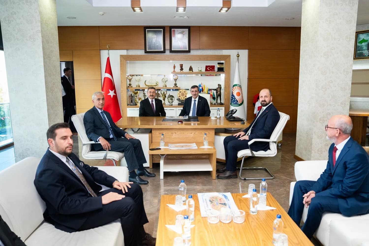 CUMHURBAŞKANI YARDIMCISI CEVDET YILMAZ, GÖLBAŞI BELEDİYE BAŞKANI YAKUP ODABAŞI’NI MAKAMINDA ZİYARET ETTİ. GÖRÜŞMEDE, GÖLBAŞI’NIN GELİŞİMİ VE İLÇEDE YÜRÜTÜLEN ÇALIŞMALAR ÜZERİNE DEĞERLENDİRMELERDE BULUNULDU.