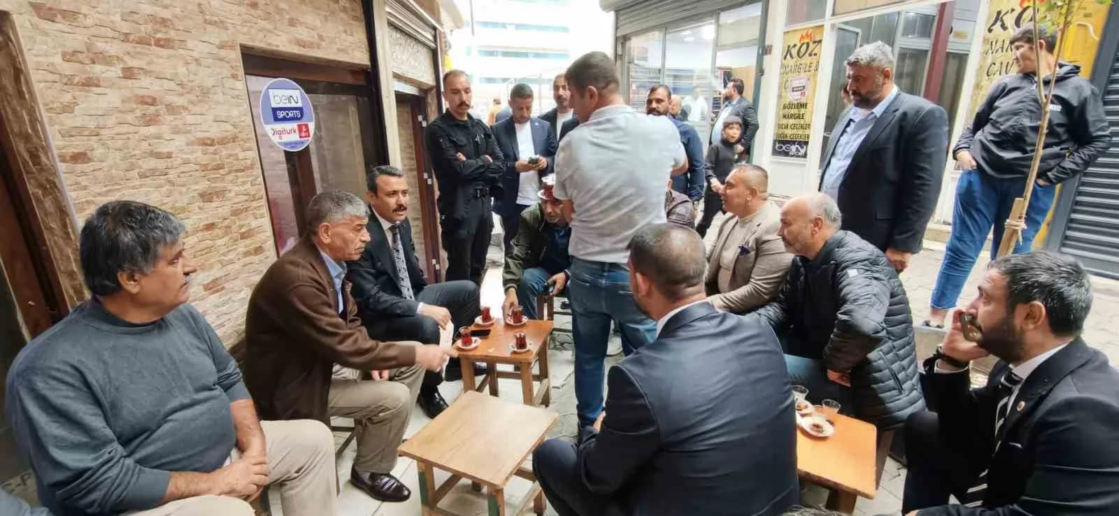 MİLLİYETÇİ HAREKET PARTİSİ (MHP) DİYARBAKIR İL BAŞKANI HASAN ÖZCOŞKUN, DİYARBAKIR'DA İLÇE İLÇE, SOKAK SOKAK GEZEREK 'TERÖRSÜZ TÜRKİYE' SÜRECİNİ ESNAF VE VATANDAŞLARA ANLATIP, SÜRECİN YANSIMALARI İLE İLGİLİ GÖRÜŞ ALIYOR.