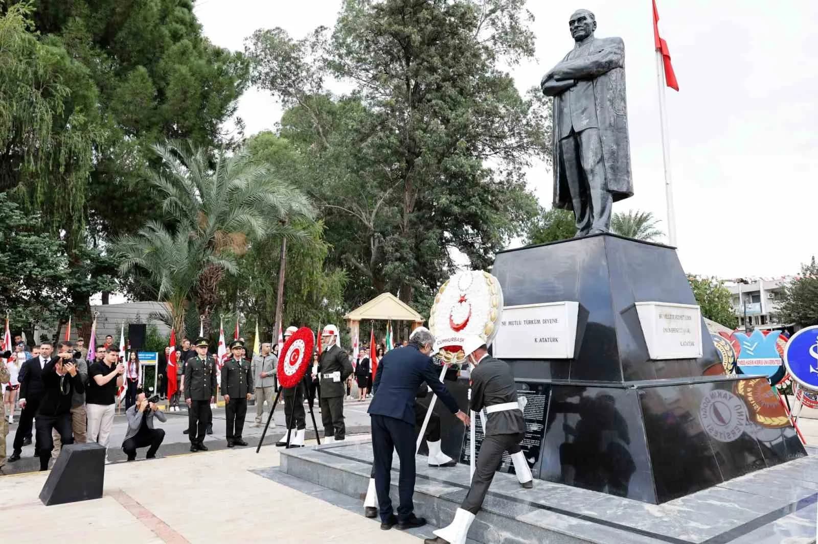 TÖRENDE PROTOKOL SIRASINA GÖRE ATATÜRK ANITI’NA ÇELENKLER SUNULDU. SAYGI DURUŞUNDA BULUNULMASININ ARDINDAN İSTİKLAL MARŞI EŞLİĞİNDE BAYRAKLAR GÖKLERE ÇEKİLDİ.