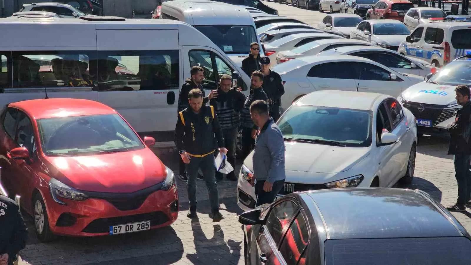 ZONGULDAK'IN KİLİMLİ İLÇESİNDE BOŞANMA AŞAMASINDAKİ EŞİNİ VE YARDIM ETMEK İSTEYEN 27 YAŞINDAKİ GENCİ SİLAHLA AĞIR YARALAYAN ERCAN D. (48), EMNİYETTEKİ İŞLEMLERİNİN ARDINDAN ADLİYEYE SEVK EDİLDİ.