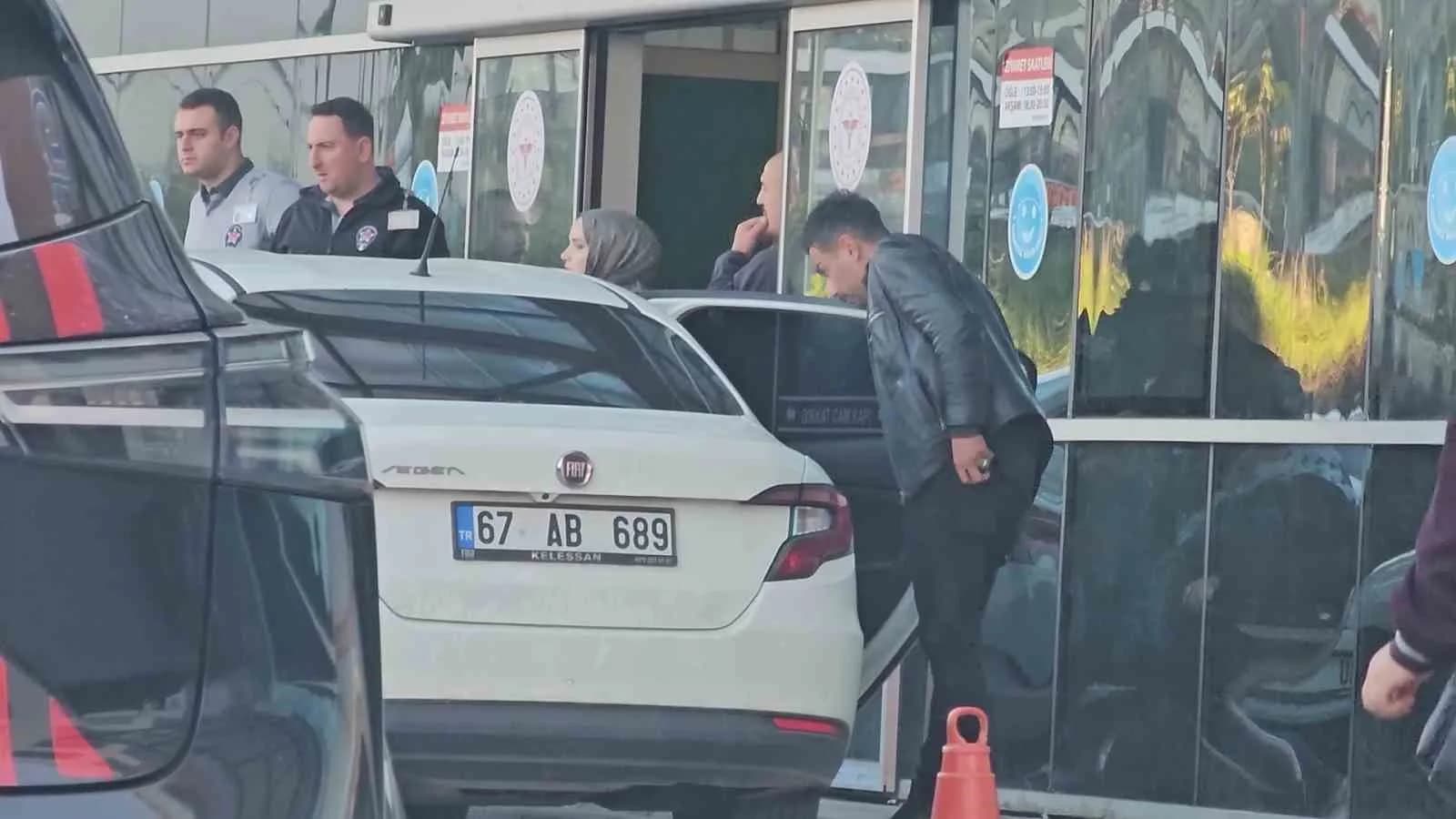 ZONGULDAK'IN KİLİMLİ İLÇESİNDE BOŞANMA AŞAMASINDAKİ EŞİNİ VE BİR GENCİ SİLAHLA AĞIR YARALADIKTAN SONRA KAÇAN ERCAN D., POLİS EKİPLERİNİN ÇALIŞMASIYLA ORMANLIK ALANDA YAKALANDI. GÖZALTINA ALINAN ŞÜPHELİ EMNİYETE GÖTÜRÜLÜRKEN, SALDIRIDA YARALANAN 2 KİŞİNİN HAYATİ TEHLİKESİNİN DEVAM ETTİĞİ ÖĞRENİLDİ.