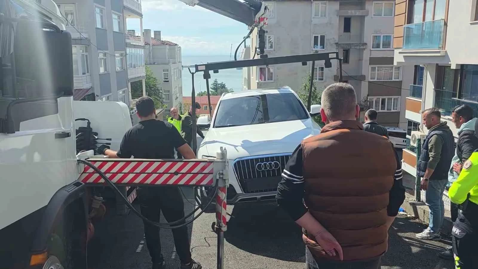 ZONGULDAK'IN EREĞLİ İLÇESİNDE PARK HALİNDEKİ BİR ARACI FRENLERİNİN BOŞALMASI SONUCU ARAÇ YOKUŞ AŞAĞI KAYARAK İSTİNAT DUVARINDA ASILI KALDI. OLAYDA YARALANAN OLMAZKEN, ARAÇ ÇEKİCİ YARDIMIYLA BULUNDUĞU YERDEN KALDIRILDI.