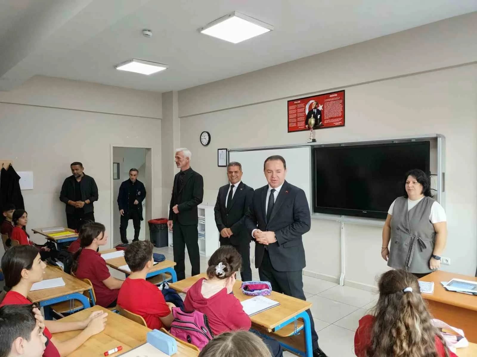 ZONGULDAK İL MİLLİ EĞİTİM MÜDÜRÜ UYGAR KESKİN, GAZİ ORTAOKULUNDA DÜZENLENEN BAYRAK TÖRENİNE KATILARAK ÖĞRENCİLER VE ÖĞRETMENLERLE BİR ARAYA GELDİ.
