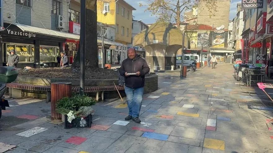 ZONGULDAK'IN ALAPLI İLÇESİNDE AYAKKABI BOYACILIĞI YAPARAK GEÇİMİNİ SAĞLAYAN VE MAAŞINI SOKAK HAYVANLARININ BAKIMINA HARCAYAN ENGELLİ HÜSEYİN ÖZTÜRK, İHLAS HABER AJANSI'NIN (İHA) HABERİYLE GÜNDEME GELMESİNİN ARDINDAN ANKARA'DA DÜZENLENEN 7. MERHAMET VE EMEK ÖDÜLLERİ TÖRENİNDE ÖDÜLE LAYIK GÖRÜLDÜ.