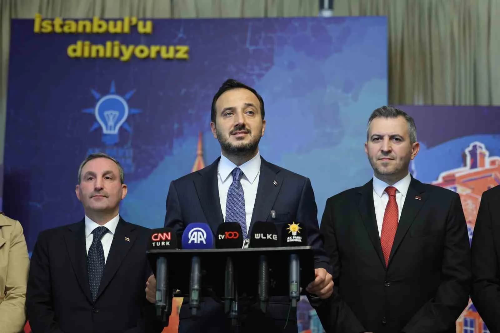 PROGRAM ÖNCESİNDE BASIN MENSUPLARINA AÇIKLAMALARDA BULUNAN AK PARTİ İSTANBUL İL BAŞKANI ABDULLAH ÖZDEMİR, 39 İLÇEDEN ALINACAK GÖRÜŞ, TALEP VE ÖNERİLERİN İSTANBUL VİZYON BELGESİ’NE DÖNÜŞTÜRÜLECEĞİNİ BELİRTEREK, "SADECE SORUN KONUŞACAĞIMIZ DEĞİL, ÇÖZÜM ÜRETECEĞİMİZ BİR MASA OLUŞTURMAYI HEDEFLEDİK" DEDİ.