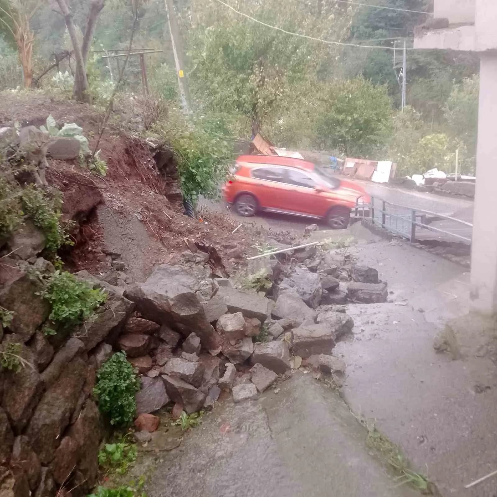 ZONGULDAK’IN KARADENİZ EREĞLİ İLÇESİNDE ETKİLİ OLAN AŞIRI YAĞIŞLAR NEDENİYLE BAĞLIK MAHALLESİ SAKİN DERE SOKAK’TA PERDE DUVAR ÇÖKTÜ. ÇÖKME NEDENİYLE VATANDAŞLAR YÜRÜMEKTE VE EVLERİNE GİRMEKTE GÜÇLÜK ÇEKİYOR.