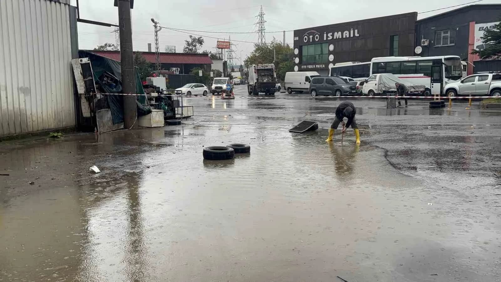 ZONGULDAK'IN EREĞLİ İLÇESİNDE ŞİDDETLİ YAĞIŞLARIN ARDINDAN HEYELANIN MEYDANA GELDİĞİ BÖLGEDEKİ BİR BİNADA YAŞAYANLAR TAHLİYE EDİLDİ.