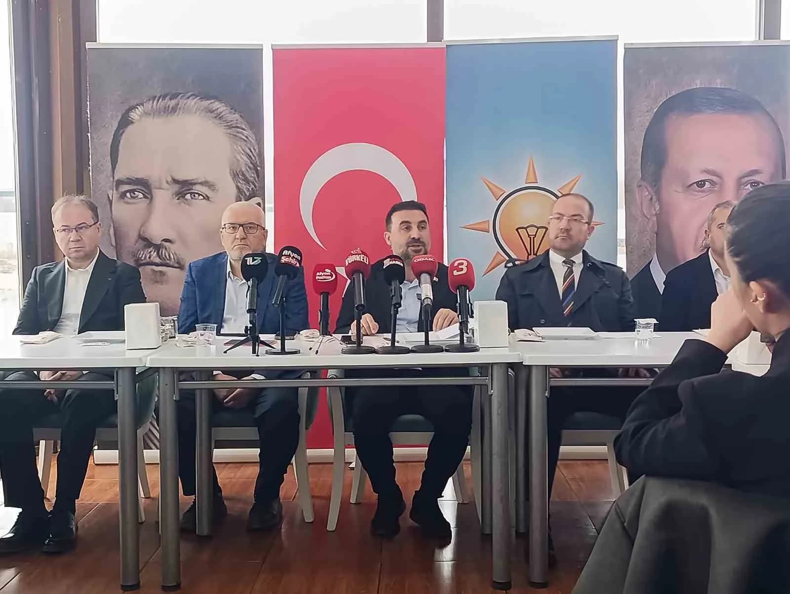 AK PARTİ AFYONKARAHİSAR İL BAŞKANI ÖZGÜR KAVAK, AMAÇLARININ AFYONKARAHİSAR'A HİZMET ETMEK OLDUĞUNU İFADE EDEREK, "BİZİM DERDİMİZ KOLTUK DEĞİL, HİZMETTİR" DEDİ.