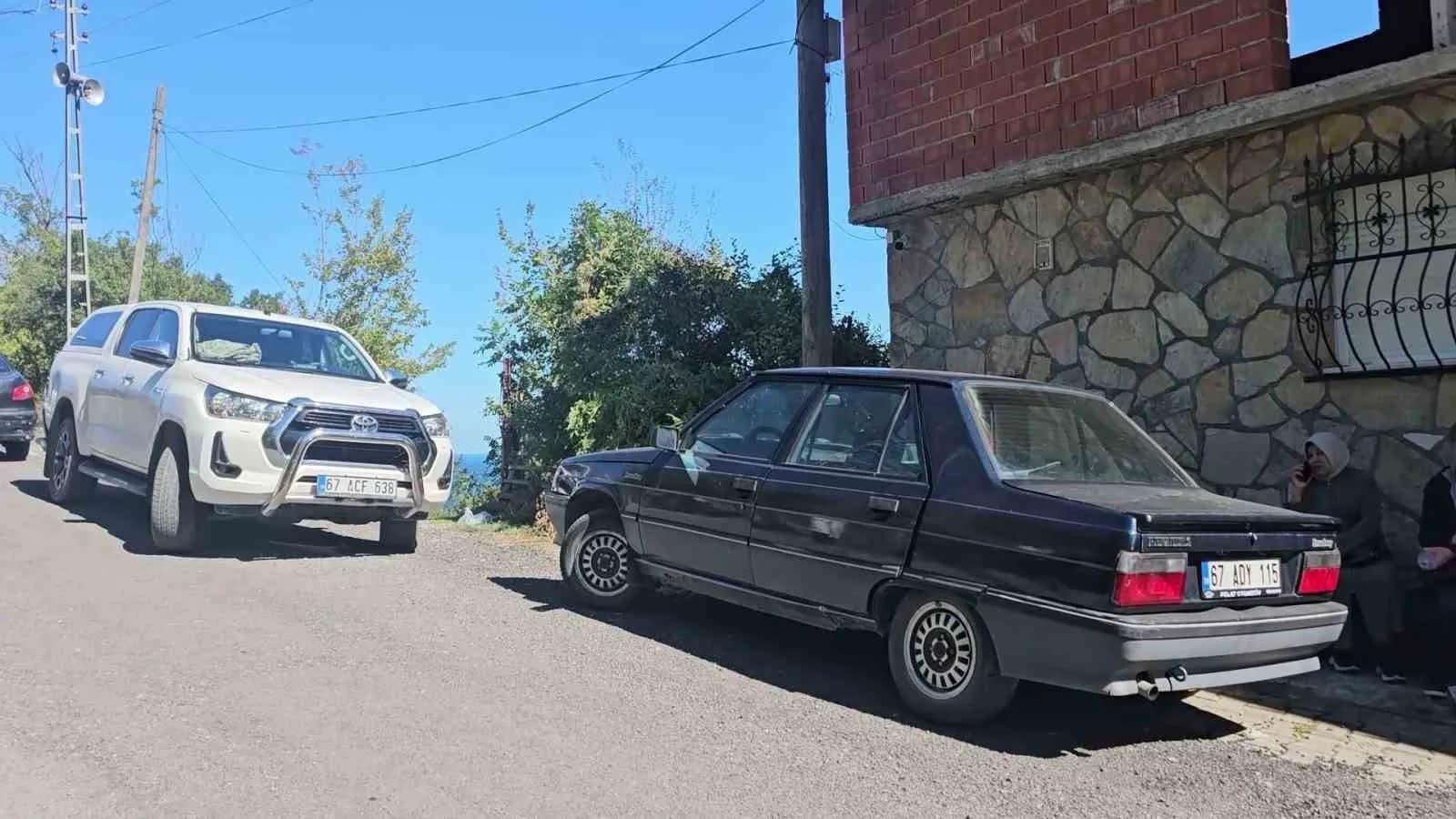 ERDİN YILMAZ'IN KAYALIKLARDA BALIK AVLAMAK İÇİN KULLANDIĞI MALZEMELERİNİN BULUNDUĞU, ARACININ DA BÖLGEYE YAKIN BİR YERDE PARK HALİNDE OLDUĞU GÖRÜLDÜ.