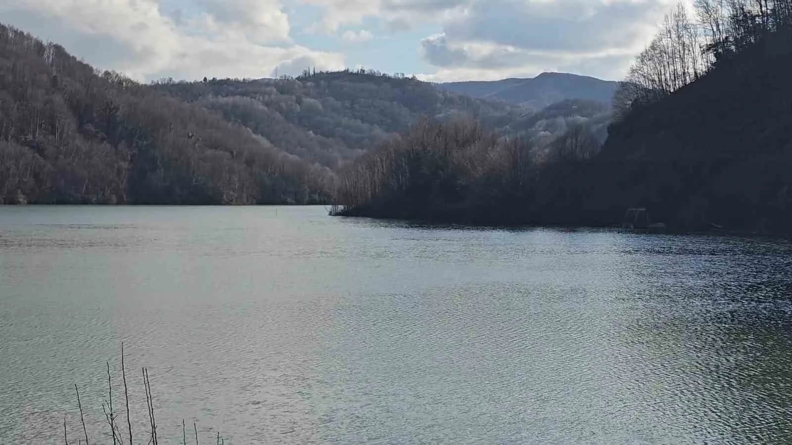 ZONGULDAK’TA 18 YIL ÖNCE ORTADAN KAYBOLAN VE KEMİKLERİ BARAJDA BULUNAN AHMET YILMAZ’IN ÖLÜMÜNE İLİŞKİN 4 SANIK HAKİM KARŞISINA ÇIKTI.