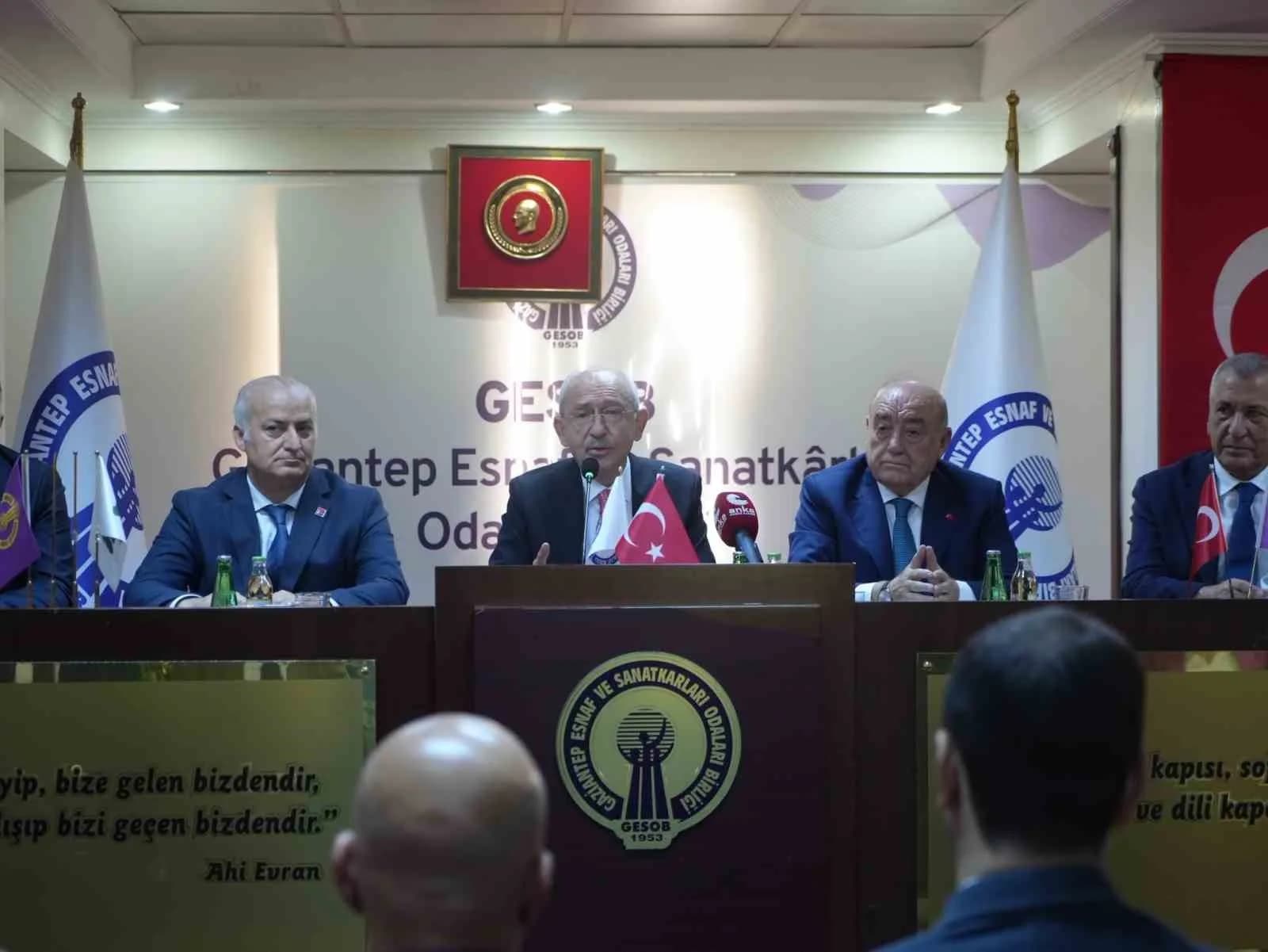CUMHURİYET HALK PARTİSİ (CHP) GENEL BAŞKANI KEMAL KILIÇDAROĞLU, GAZİANTEP ESNAF VE SANATKARLAR ODASI'NI ZİYARET ETTİ. ZİYARET SIRASINDA KONUŞAN KILIÇDAROĞLU, TÜRKİYE'DE ESNAF BAKANLIĞI KURULMASI GEREKTİĞİNİ VURGULADI.