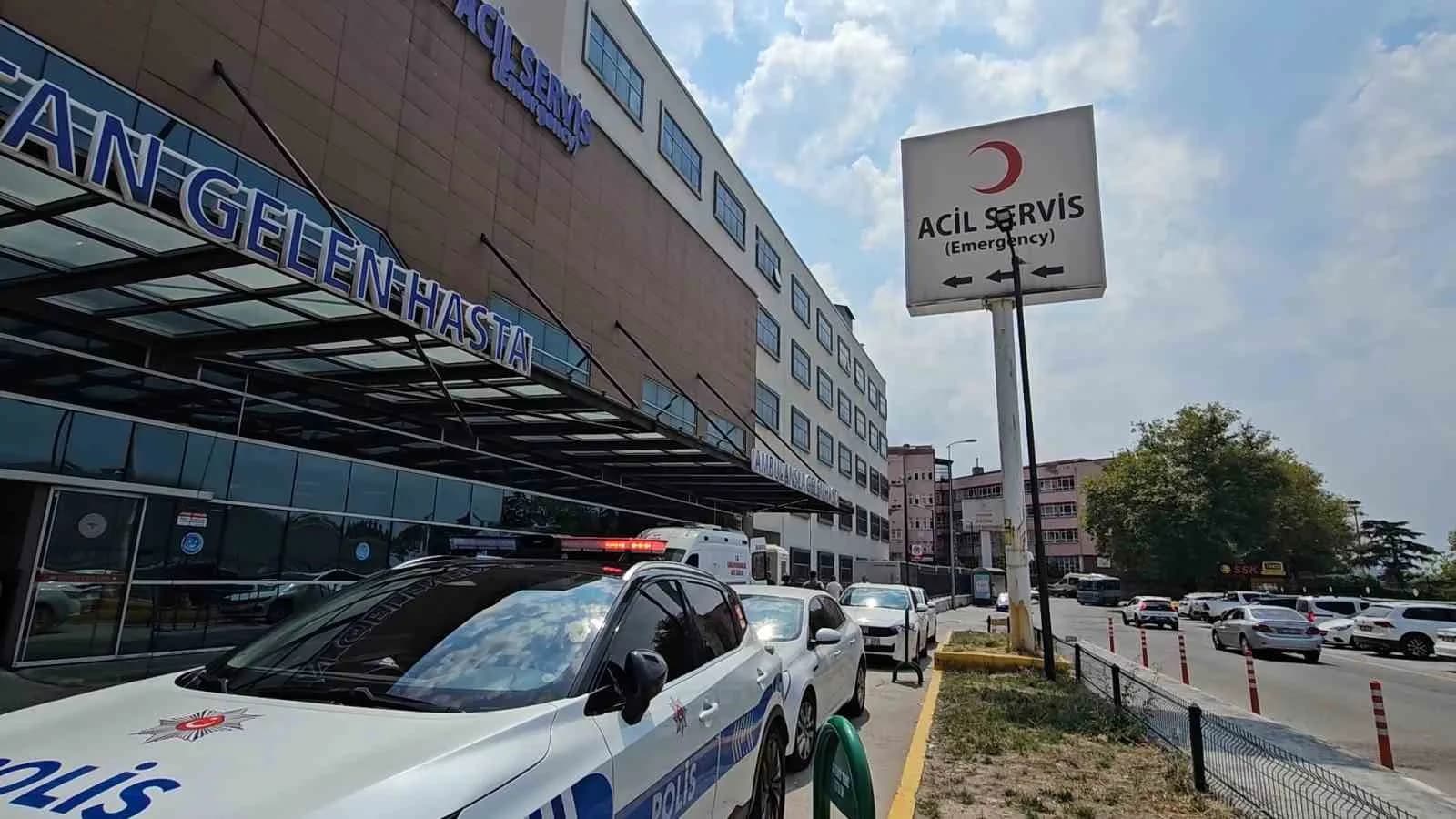 ZONGULDAK'IN KİLİMLİ İLÇESİNDE BİR EVİN ÇATISINA KİREMİT TAŞINIRKEN HALATI KOPAN YÜK ASANSÖRÜ 3. KATTAN YERE DÜŞTÜ. KAZADA EV SAHİBİ İLE BİRLİKTE ASANSÖRDE BULUNAN 2 İŞÇİ YARALANDI. YARALILARDAN BİRİNİN HAYATİ TEHLİKESİNİN BULUNDUĞU ÖĞRENİLDİ.