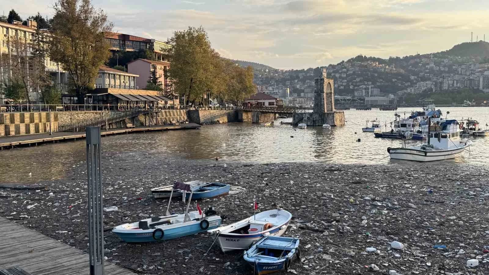 ZONGULDAK(İHA)-ZONGULDAK’TA İKİ GÜNDÜR ETKİLİ OLAN SAĞANAK YAĞIŞLARIN ARDINDAN DERELERDEN SÜRÜKLENEN PLASTİK ATIKLAR VE ÇÖPLER LİMANDA BİRİKTİ. ORTAYA ÇIKAN MANZARA VATANDAŞLARI ŞAŞIRTTI.