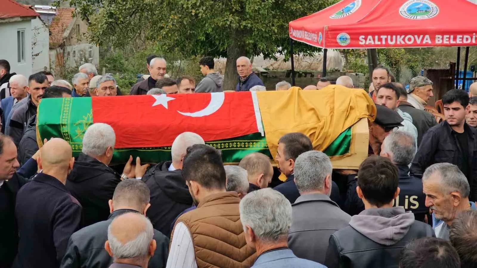 SALTUKOVA BELDESİNE BAĞLI AŞAĞI SARMAŞIK KÖYÜ KARTALOĞLU MAHALLESİ CAMİSİ'NDE MURAT KAYA İÇİN CENAZE TÖRENİ DÜZENLENDİ. YAKLAŞIK 15 YILDIR MADENLERDE ÇALIŞAN KAYA'NIN TÜRK BAYRAĞINA SARILI TABUTUNUN BAŞINDA AİLESİ VE YAKINLARI GÖZYAŞI DÖKTÜ.