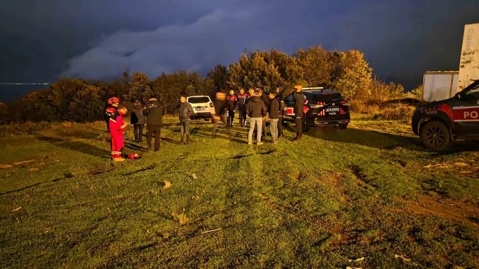 ZONGULDAK’IN KARADENİZ EREĞLİ İLÇESİNDE MANTAR TOPLAMAK İÇİN EVİNDEN AYRILAN 71 YAŞINDAKİ KADIN, ORMANLIK ALANDA KAYBOLDU. TELEFONUNUN ŞARJI BİTTİKTEN SONRA KENDİSİNDEN HABER ALINAMAYAN YAŞLI KADIN, EKİPLERİN GENİŞ ÇAPLI ARAMA ÇALIŞMASI SONUCU BULUNDU.