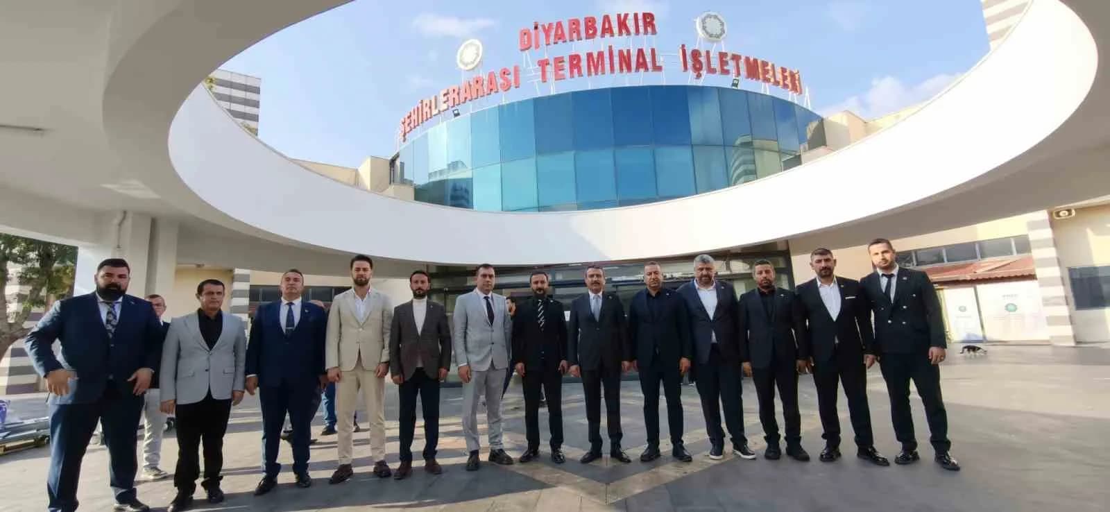 MİLLİYETÇİ HAREKET PARTİSİ (MHP) DİYARBAKIR İL BAŞKANI HASAN ÖZCOŞKUN VE BERABERİNDEKİ İL YÖNETİM KURULU ÜYELERİ, DİYARBAKIR ŞEHİRLERARASI OTOBÜS TERMİNALİNİ ZİYARET EDEREK SEYAHAT FİRMALARININ TEMSİLCİLERİYLE BİR ARAYA GELDİ.
