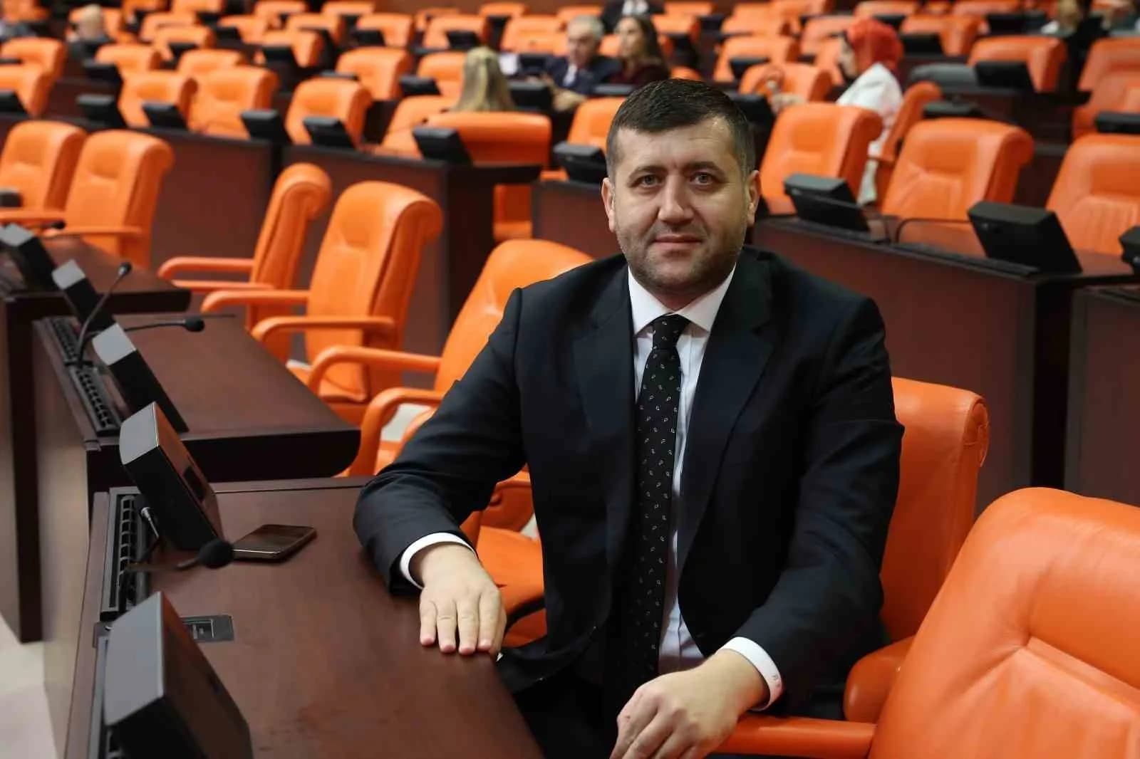 MİLLİYETÇİ HAREKET PARTİSİ (MHP) KAYSERİ MİLLETVEKİLİ BAKİ ERSOY, MİLLETVEKİLLİĞİ GÖREVİNE BAŞLADIĞI 8 YILLIK SÜREÇTE KAYSERİ’Yİ TBMM’YE 522 KEZ TAŞIDIĞINI SÖYLEYEREK, “522 KEZ KAYSERİ DEDİK; SEVDAMIZ KAYSERİ’MİZ İÇİN ÇALIŞMAYA DEVAM EDECEĞİZ” DEDİ.