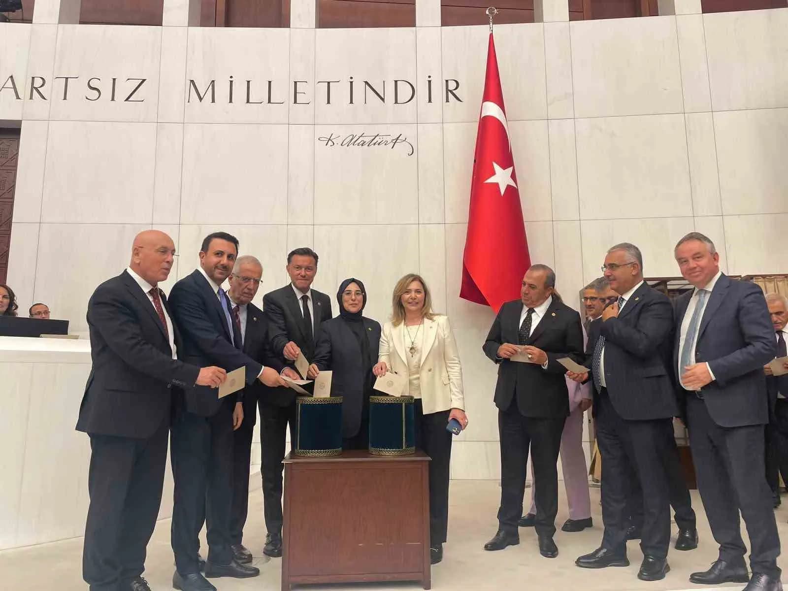 TÜRKİYE BÜYÜK MİLLET MECLİSİ'NDE (TBMM) TÜRK KIZILAY KANUNU TEKLİFİ İLE İÇİŞLERİ KOMİSYONU RAPORU ÜZERİNE GÖRÜŞMELERE KATILAN AK PARTİ ESKİŞEHİR MİLLETVEKİLİ NEBİ HATİPOĞLU, KİŞİSEL VERİLERİ KORUMA KURULU'NDA (KVKK) BOŞ BULUNAN İKİ ÜYELİK İÇİN OY KULLANDI.