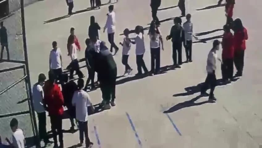 ZONGULDAK'TA BAHÇEDE YEMEK YEDİĞİ SIRADA BOĞULMA TEHLİKESİ GEÇİREN ÖĞRENCİ, BAHÇEDE NÖBETÇİ ÖĞRETMEN TARAFINDAN HEİMLİCH MANEVRASI İLE KURTARILDI.