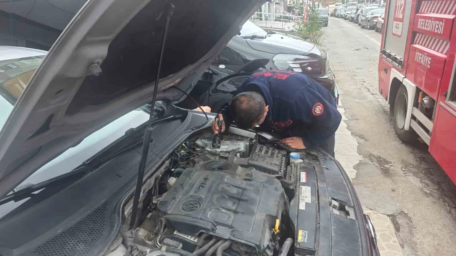 ZONGULDAK'IN KARADENİZ EREĞLİ İLÇESİNDE PARK HALİNDEKİ BİR OTOMOBİLİN MOTOR BÖLÜMÜNE GİREN YAVRU KEDİ, İTFAİYE EKİPLERİNİN YAKLAŞIK 1 SAAT SÜREN ÇALIŞMASI SIRASINDA BULUNDUĞU YERDEN ÇIKARAK UZAKLAŞTI.