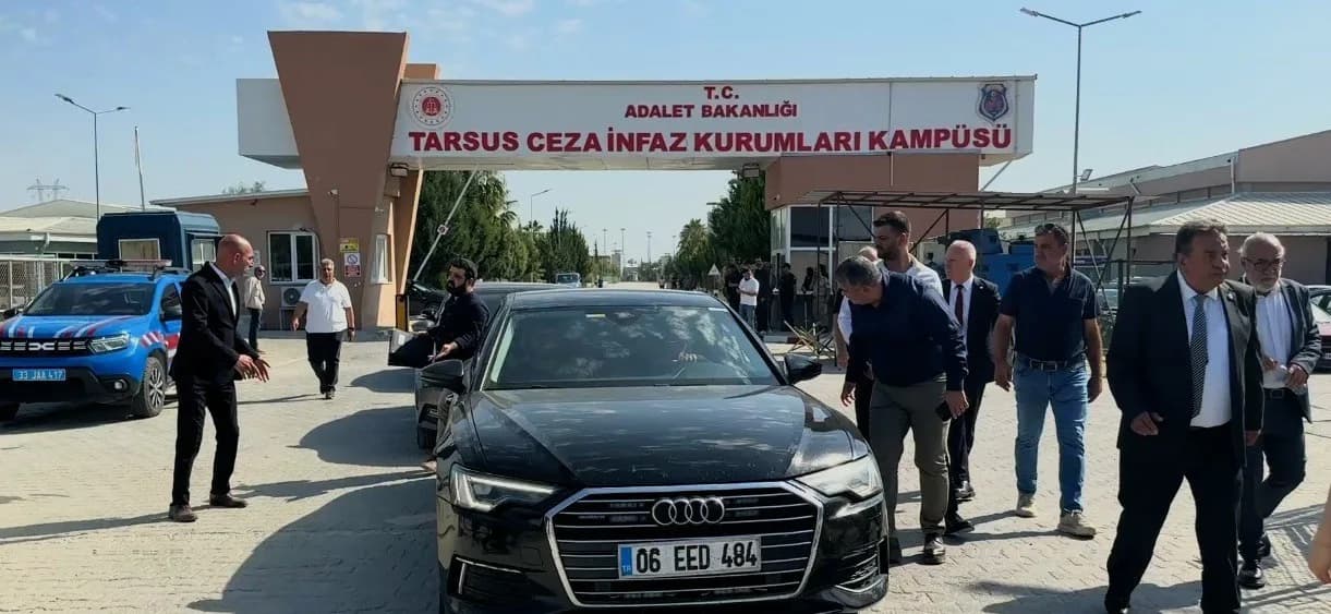 YENİ PARTİ GENEL BAŞKANI ÖZGÜR ÖZEL VE BERABERİNDEKİ HEYET, TARSUS CEZAEVİNDE BULUNAN BELEDİYE BAŞKANLARI GÖRÜŞTÜ.