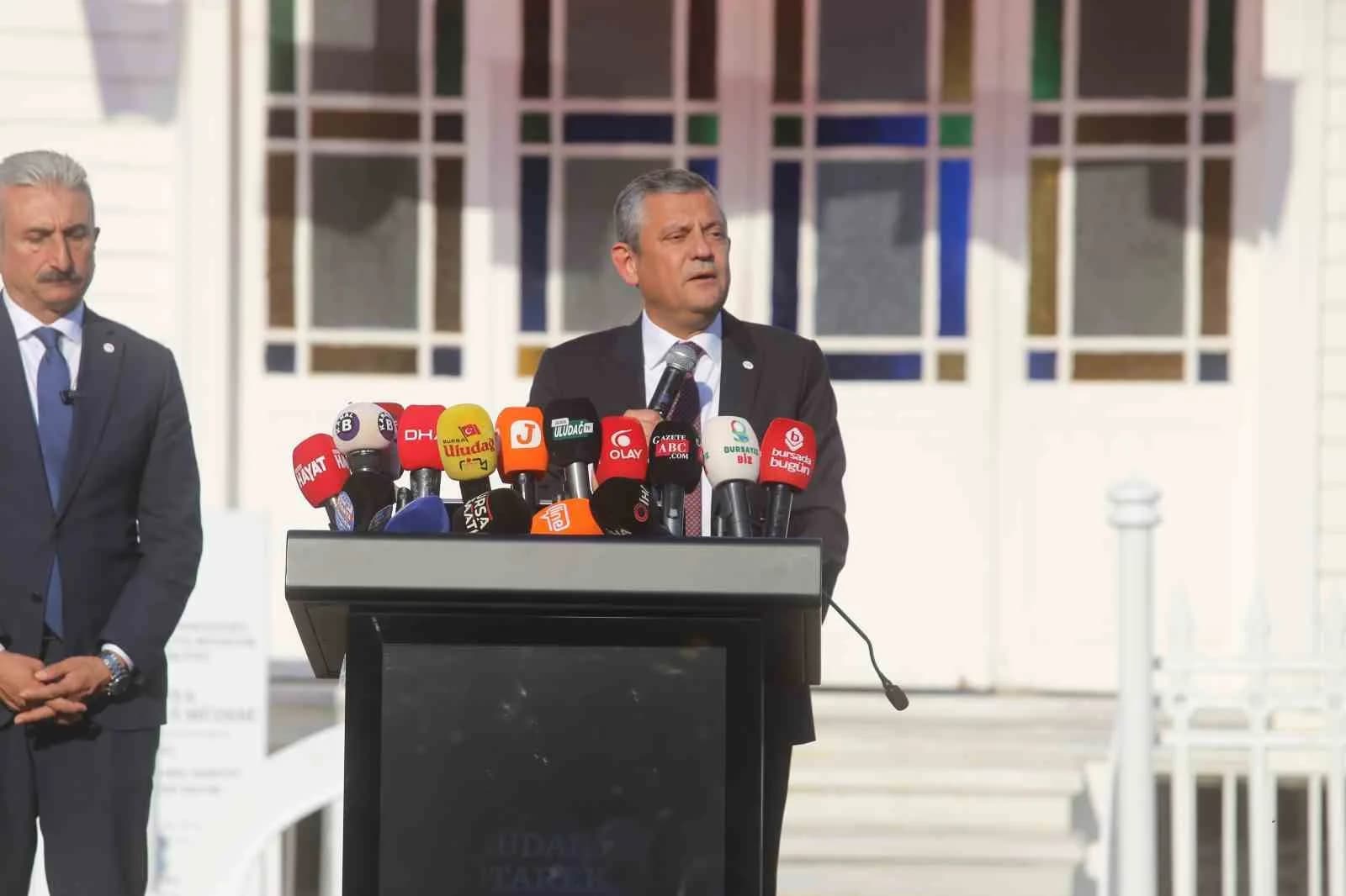 YENİ PARİ GENEL BAŞKANI ÖZGÜR ÖZEL, MUDANYA MÜTAREKESİ’NİN 104’ÜNCÜ YIL DÖNÜMÜ DOLAYISIYLA BURSA’NIN MUDANYA İLÇESİNDE DÜZENLENEN PROGRAMDA VATANDAŞLARLA BİR ARAYA GELDİ. ÇOK SAYIDA VATANDAŞIN KATILDIĞI PROGRAMDA PROF. DR. MEHMET HABERAL’A BARIŞ YOLU ÖDÜLÜ VERİLİRKEN, İSMET İNÖNÜ’NÜN MİLLÎ MÜCADELE’DEKİ ROLÜ VE TÜRKİYE’NİN BAĞIMSIZLIK MÜCADELESİ VURGULANDI.