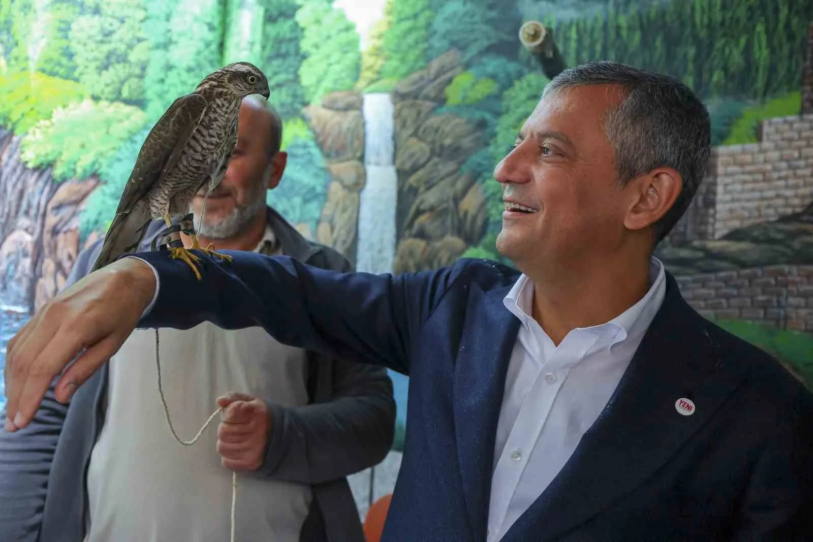 ZİYARET PROGRAMI KAPSAMINDA ESNAFLA KAHVALTIDA BİR ARAYA GELEN VE BİR ATMACA İLE POZ VEREN ÖZEL, İNCELEMELERİNİN VE TEMASLARININ TAMAMLANMASININ ARDINDAN RİZE'DEN AYRILARAK ARTVİN'E HAREKET ETTİ.
