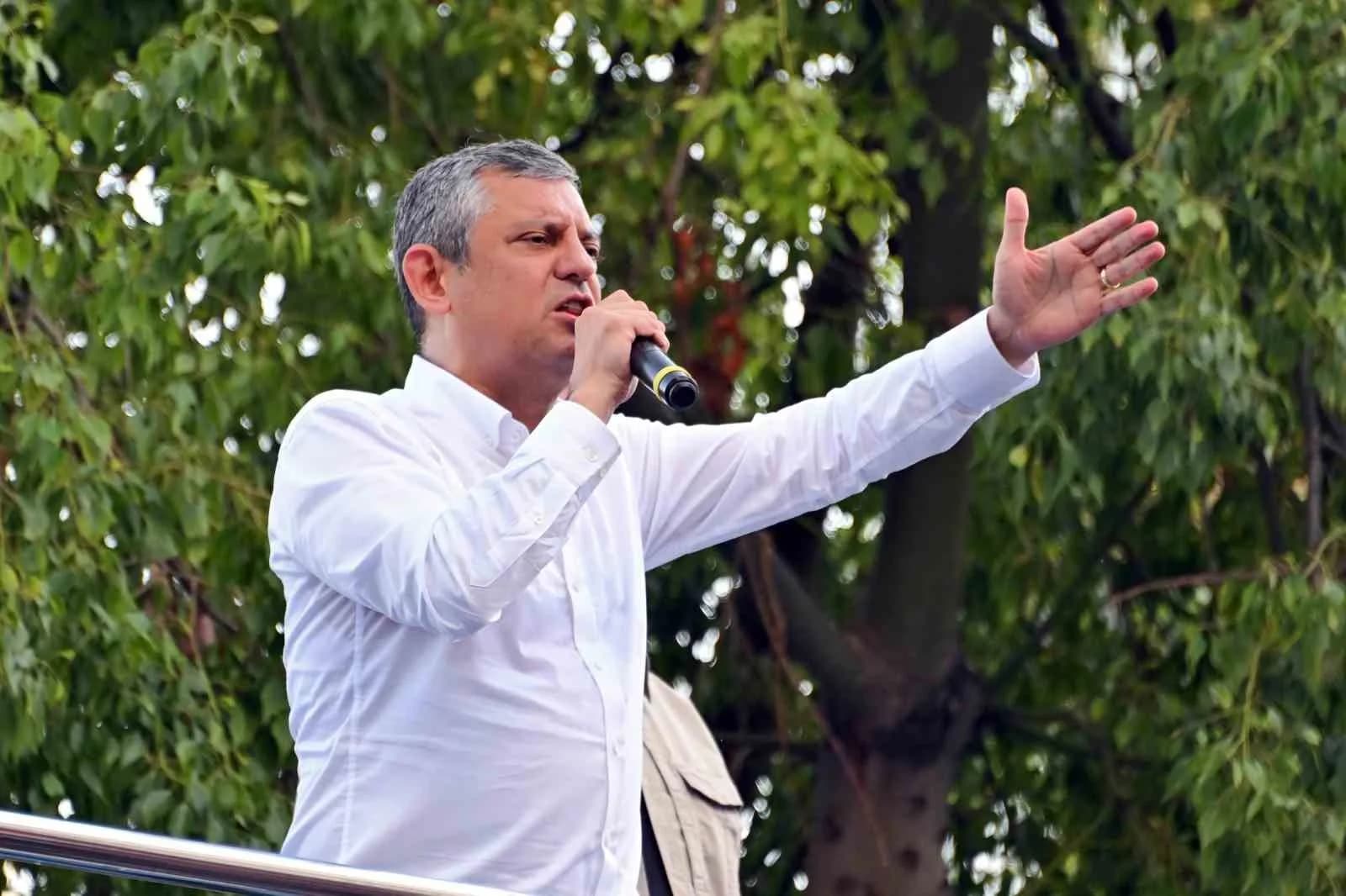YENİ PARTİ GENEL BAŞKANI ÖZGÜR ÖZEL, MERSİN BÜYÜKŞEHİR BELEDİYESİ BİNASI ÖNÜNDE VATANDAŞLARA HİTAP ETTİ.