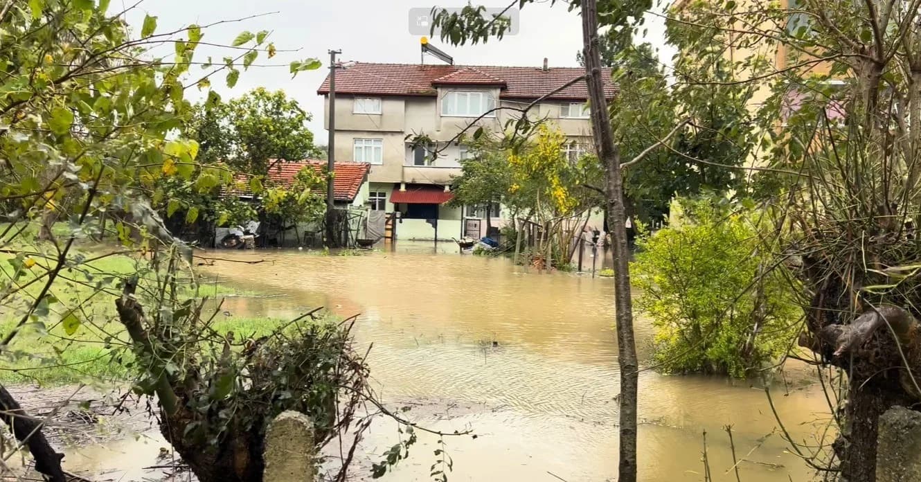 ZONGULDAK'IN ÇAYCUMA İLÇESİNE BAĞLI SALTUKOVA BELDESİNDE DÜN YAŞANAN SEL BASKINLARININ ARDINDAN VATANDAŞLAR, SU TAHLİYE KANALLARININ YETERSİZLİĞİNE TEPKİ GÖSTERDİ. EVİNİ SU BASAN YAŞLI BİR KADIN, HER YIL AYNI SORUNLA KARŞILAŞTIKLARINI BELİRTEREK, "HER SENE SEL SULARINDAN BIKTIK. BURAYA YENİ BİR KANAL YAPIN" SÖZLERİYLE YETKİLİLERE SESLENDİ.