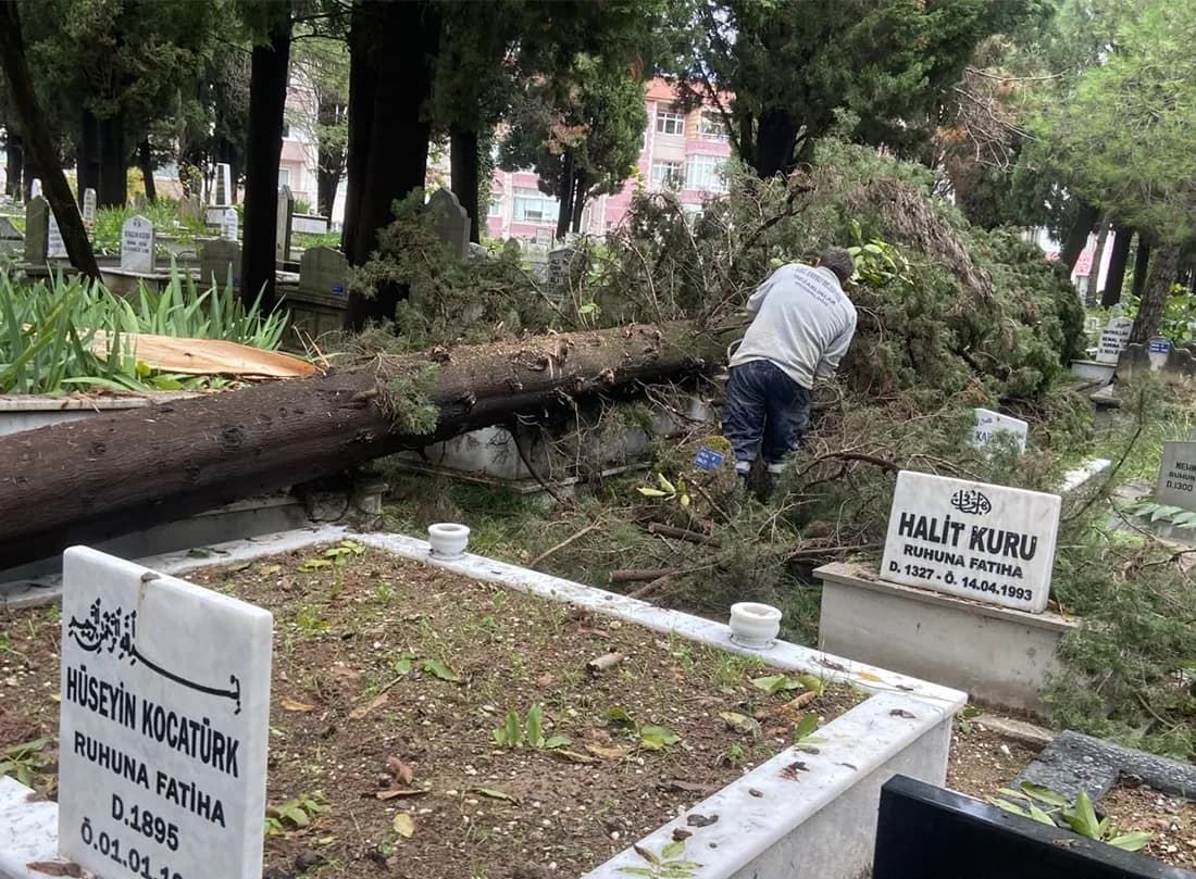 Şehir Mezarlığında Fırtınanın İzleri Silindi