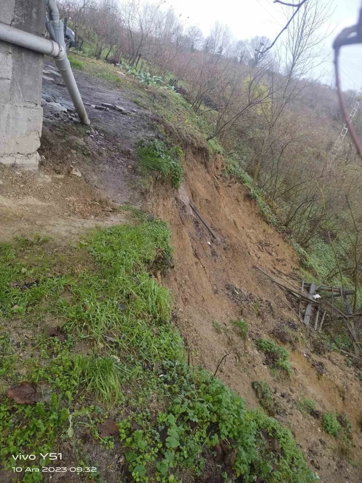 ZONGULDAK (İHA) - ZONGULDAK’IN ALAPLI İLÇESİNDE 2023 YILINDA MEYDANA GELEN SEL FELAKETİNİN ARDINDAN EVİ HASAR GÖREN VE TAHLİYE EDİLEN CEVDET YILMAZ, YAKLAŞIK 3 YILDIR KİRADA YAŞADIĞINI BELİRTEREK BARINMA SORUNUNA ÇÖZÜM BULUNMASINI İSTEDİ.