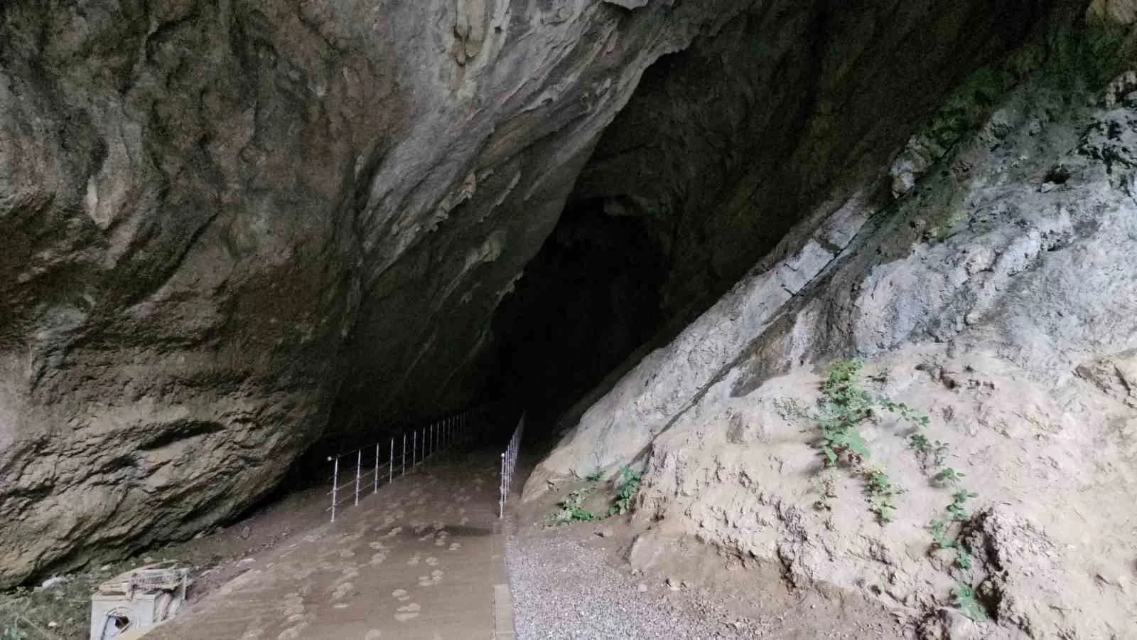 ZONGULDAK'TA SON 24 SAATTE ETKİLİ OLAN ŞİDDETLİ SAĞANAK YAĞIŞ, TÜRKİYE'NİN EN UZUN 10'UNCU MAĞARASI OLAN GÖKGÖL MAĞARASI'NDA SU BASKININA NEDEN OLDU. İÇERİSİNDEKİ YÜRÜYÜŞ ALANLARI SU VE ÇAMURLA KAPLANAN MAĞARA GEÇİCİ OLARAK ZİYARETE KAPATILIRKEN, YENİDEN ZİYARETÇİ KABUL EDİLEBİLMESİ İÇİN TEMİZLİK ÇALIŞMASI BAŞLATILDI.